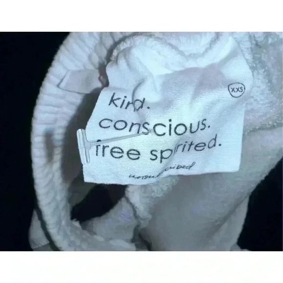 Kind. Conscious. Free Spirited. Sweatshort white xxs Comfy Coastal Coquette - Picture 3 of 5